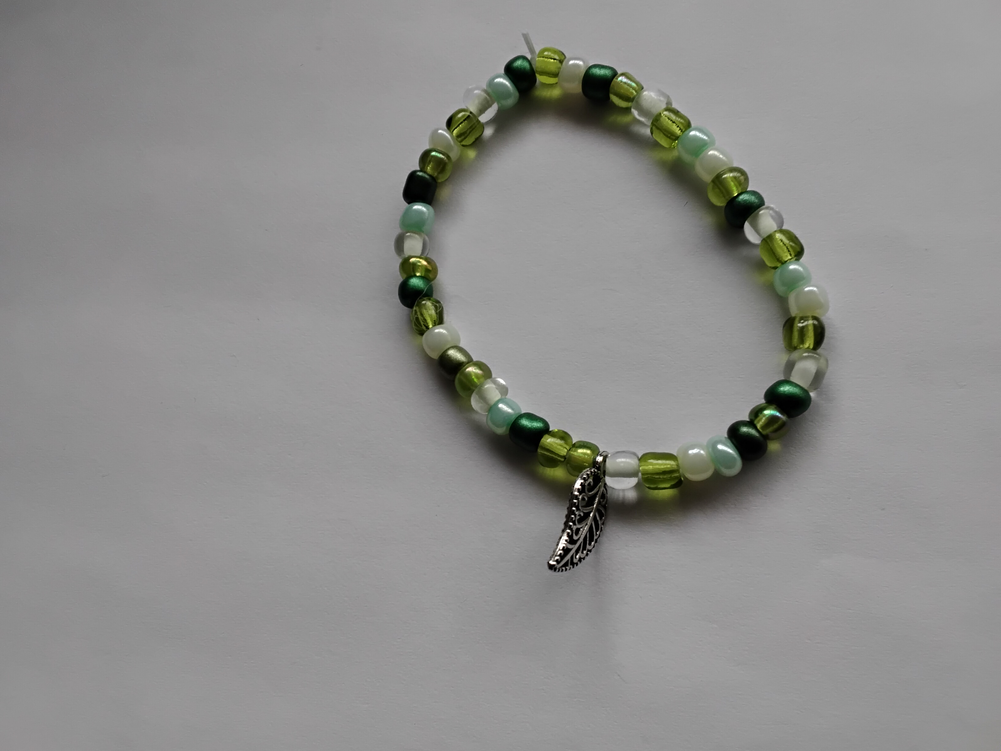 Pulsera de abalorios verdes con accesorio de hoja