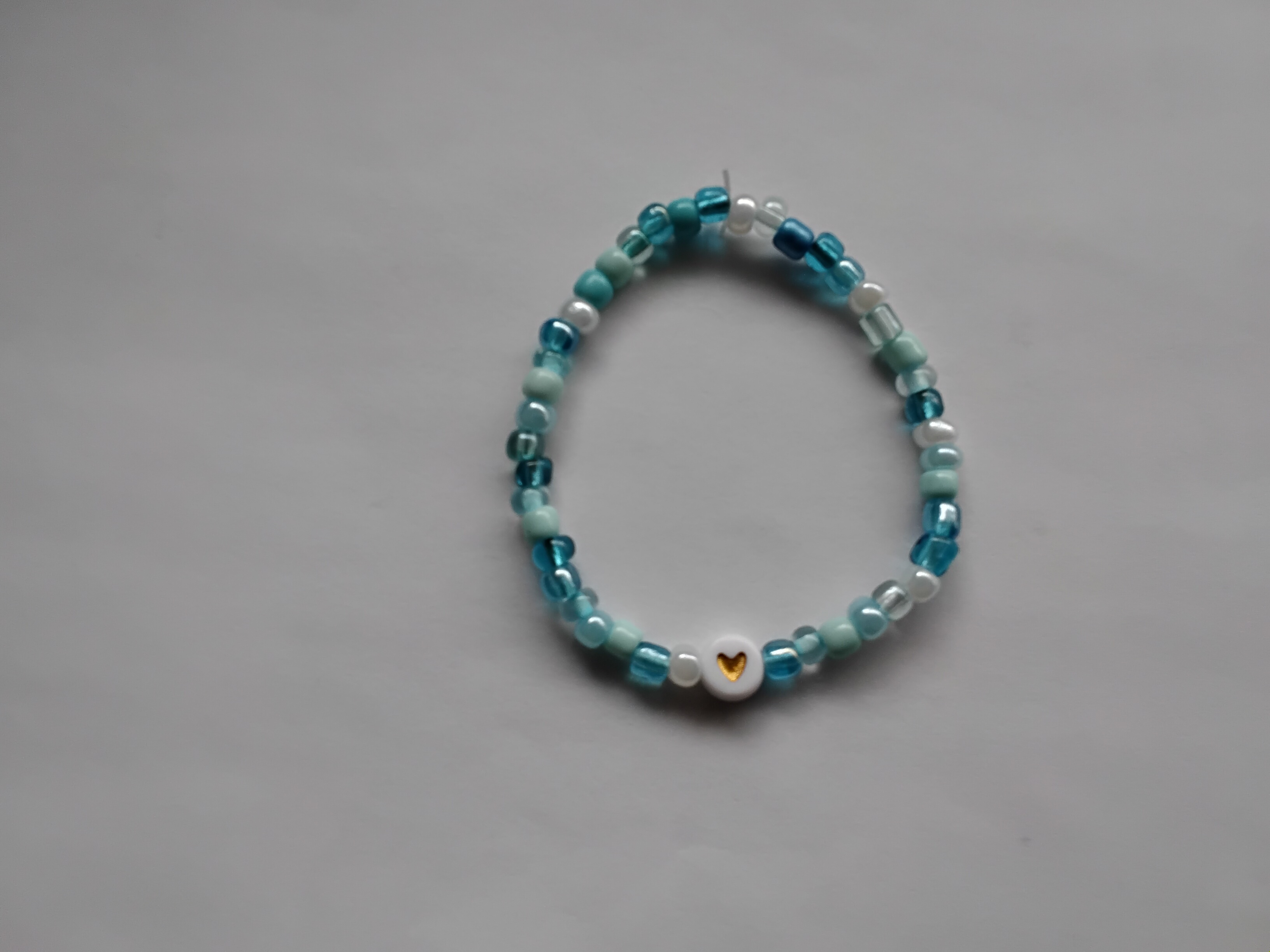 Pulsera de abalorios azul con accesorio de corazón