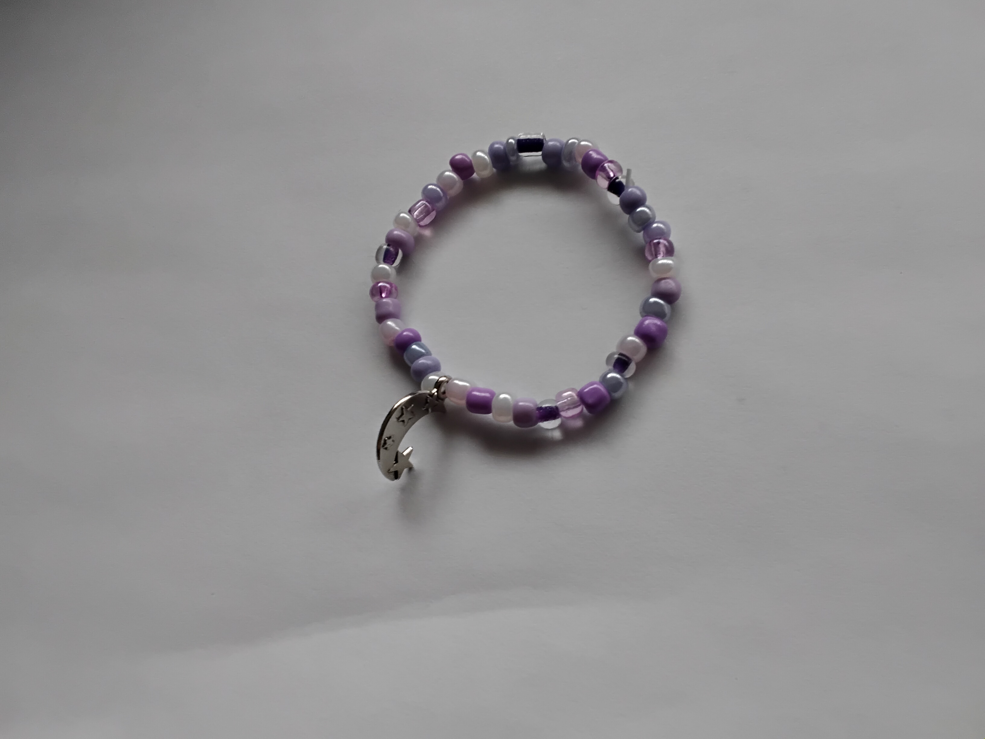 Pulsera de abalorios morado con accesorio de luna con estrellas
