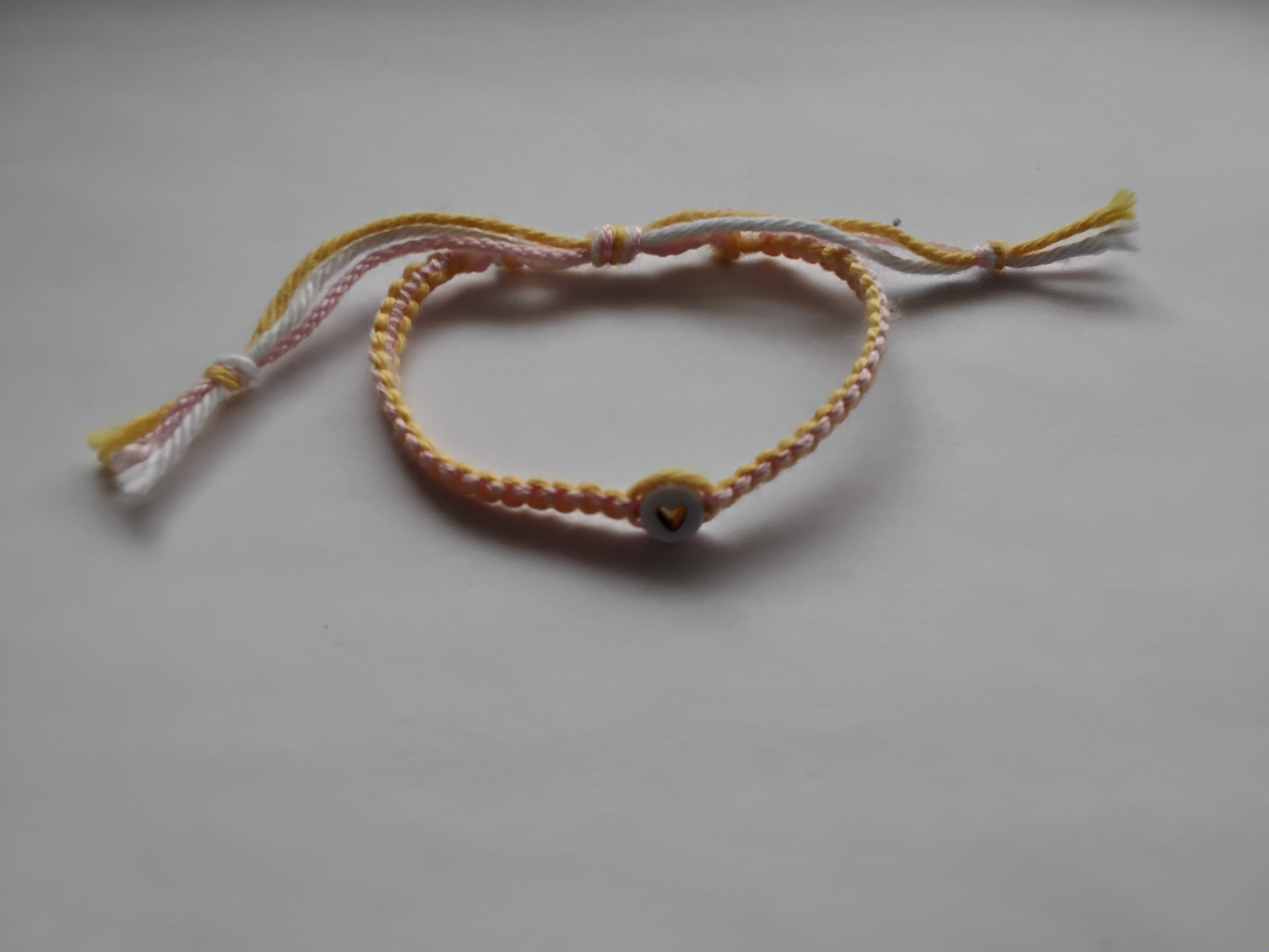 Pulsera amarillo con rosa deluxe con corazón