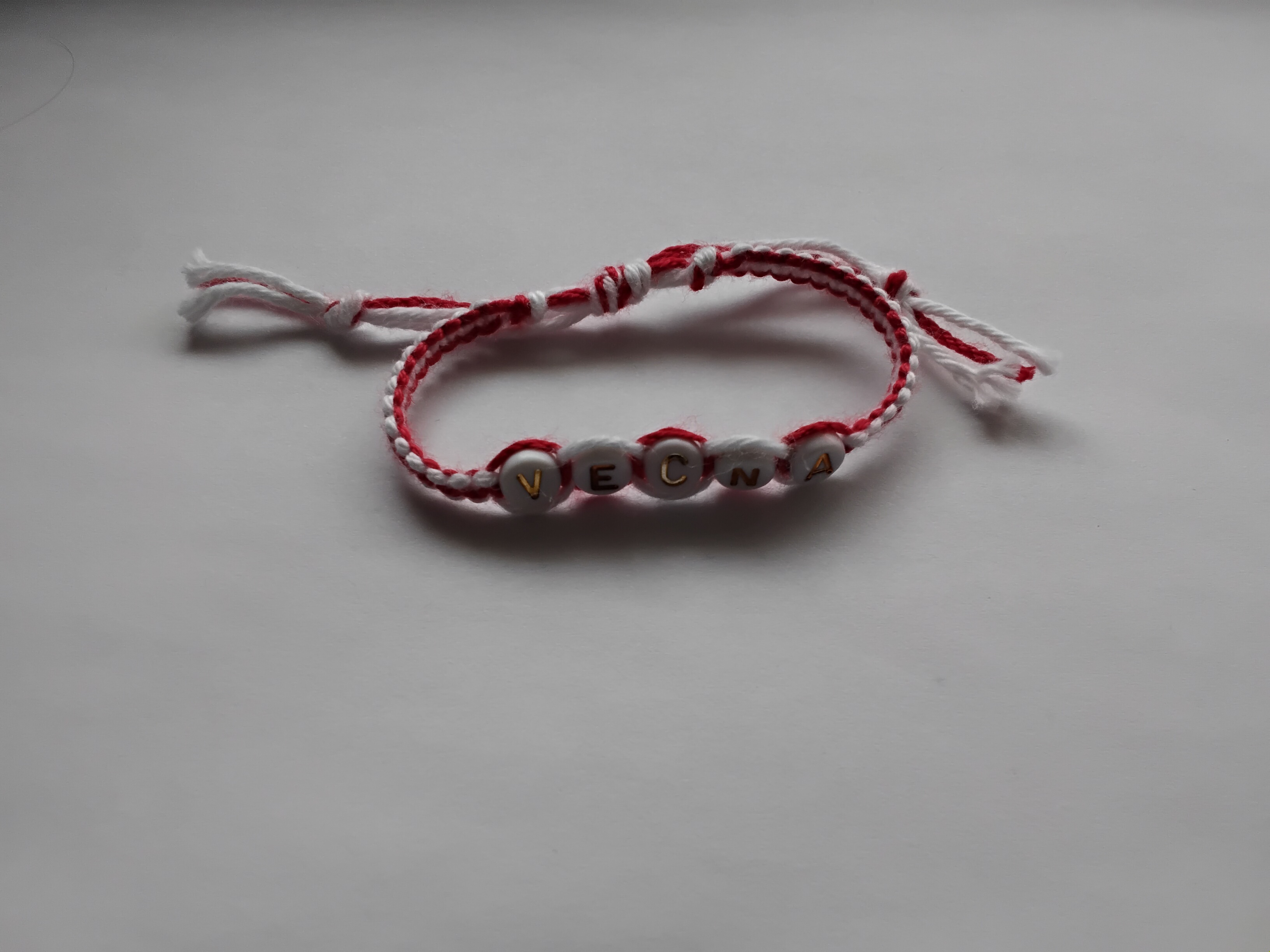 Pulsera rojo con blanco stranger things nombre vecna
