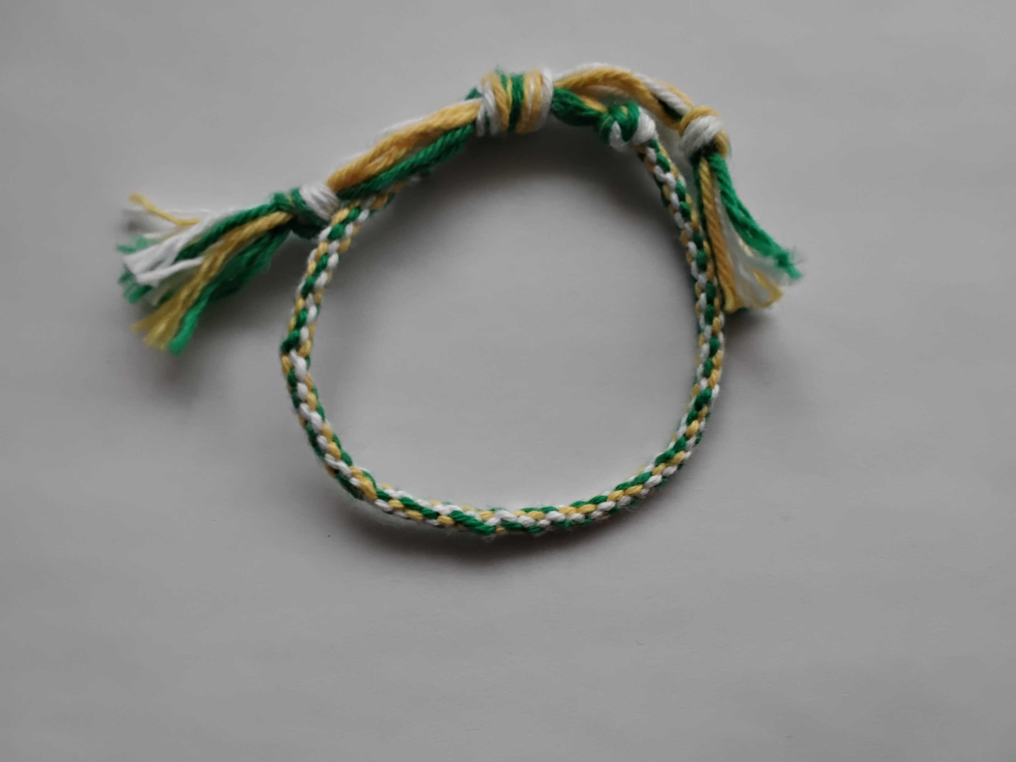 Pulsera verde con amarillo premium