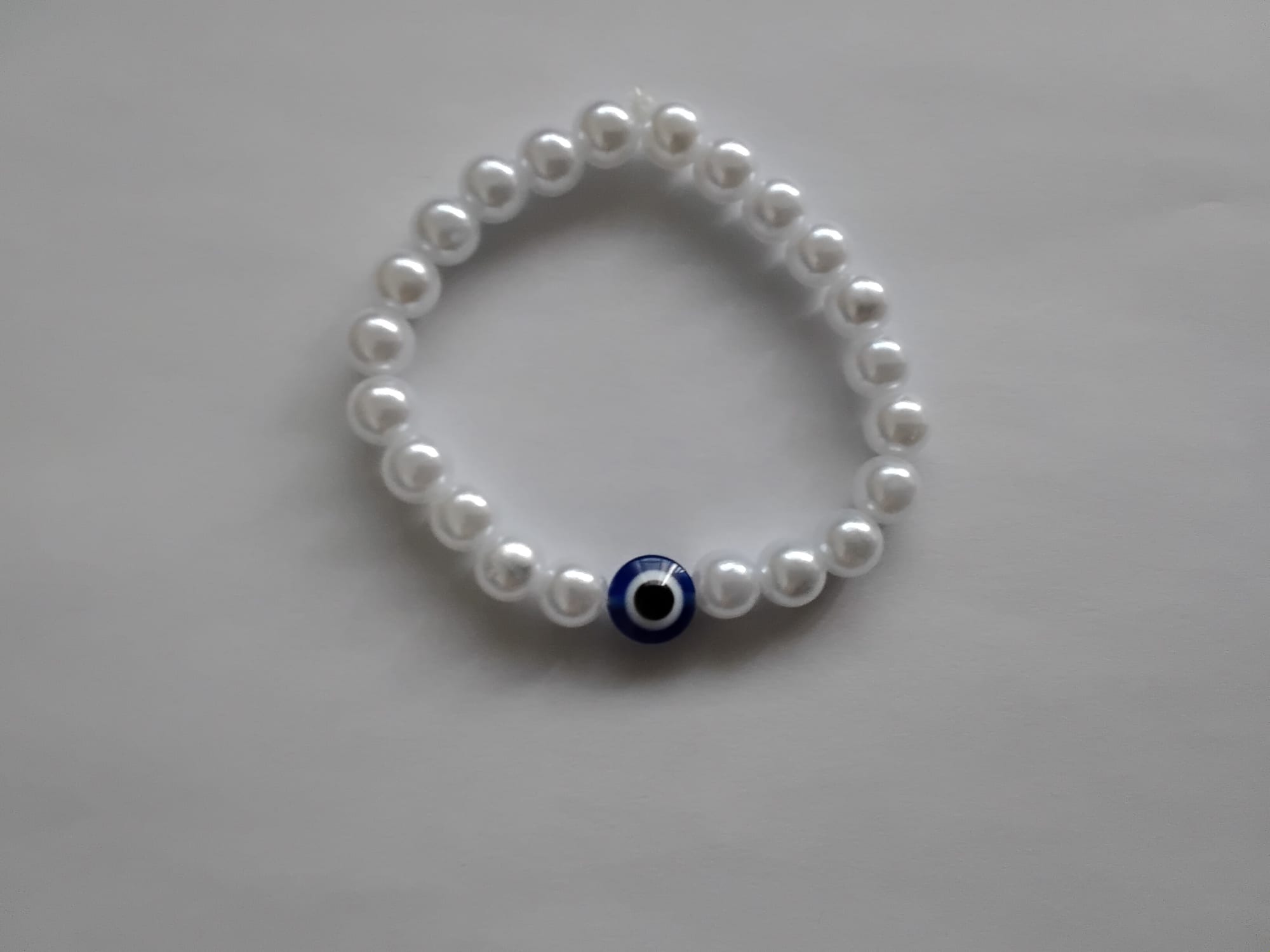 Pulsera de perlas con accesorio de ojo turco