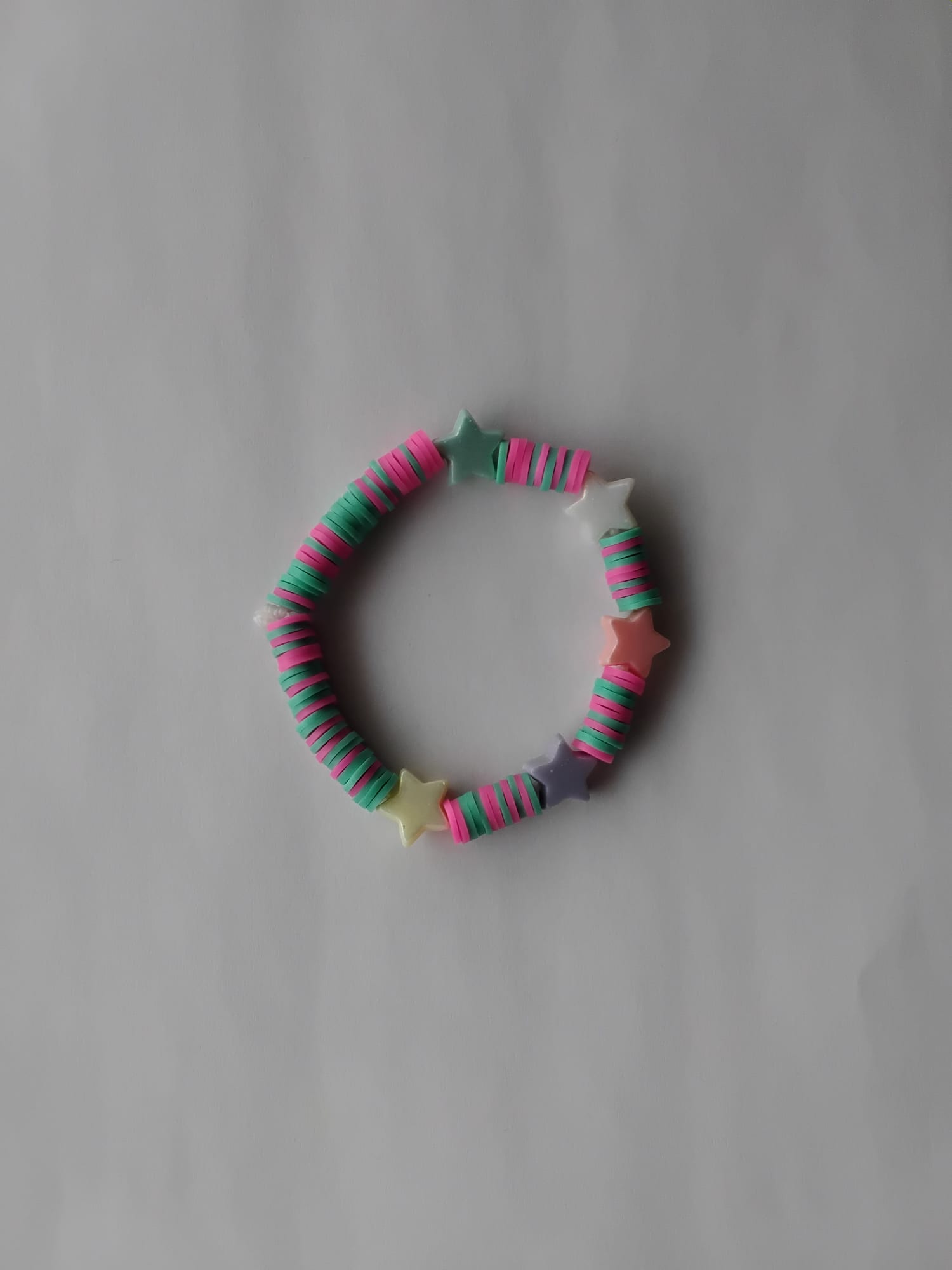 Pulsera de discos rosas y verdes con estrellas