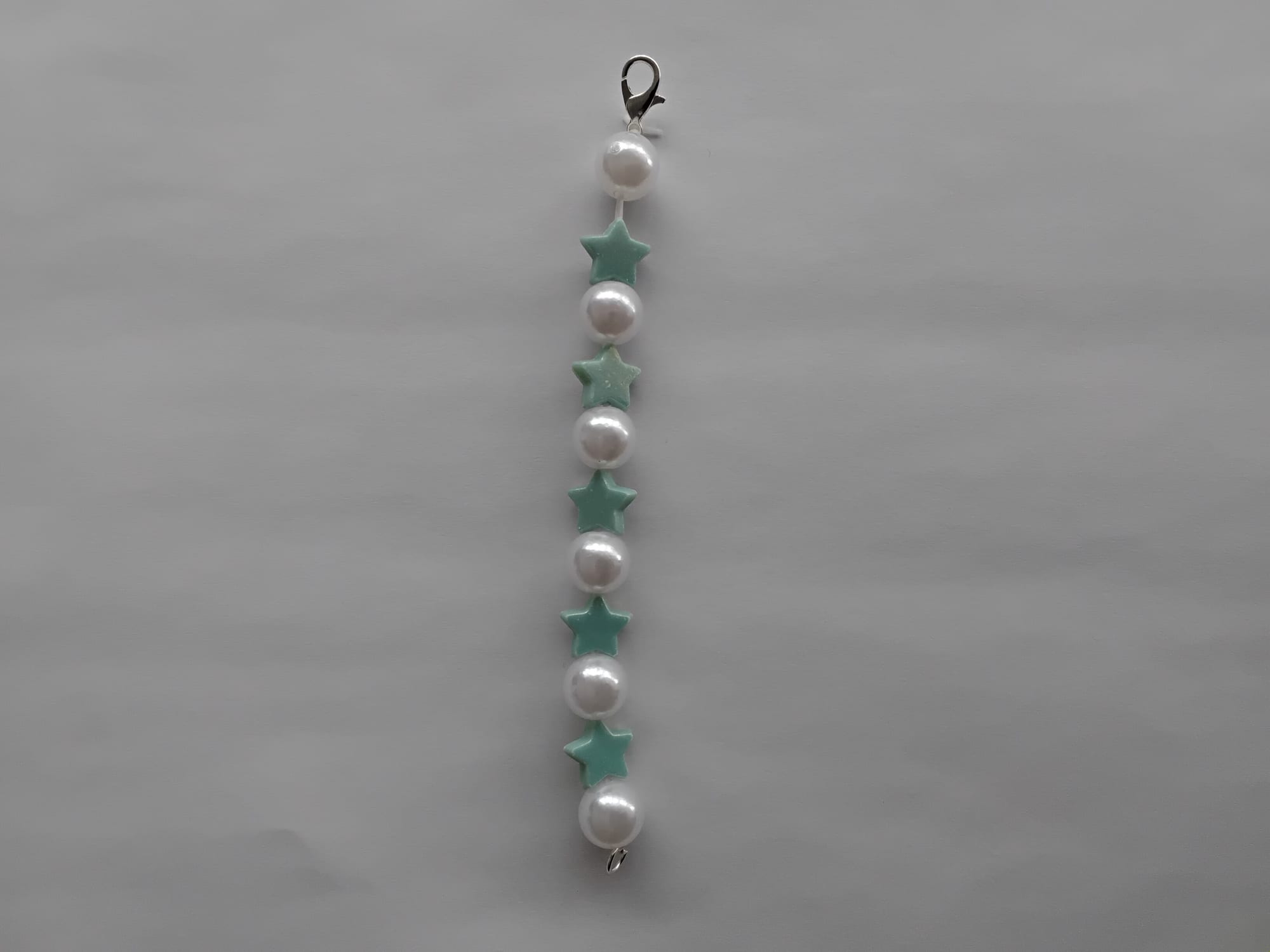 Llavero de perlas con estrellas verdes